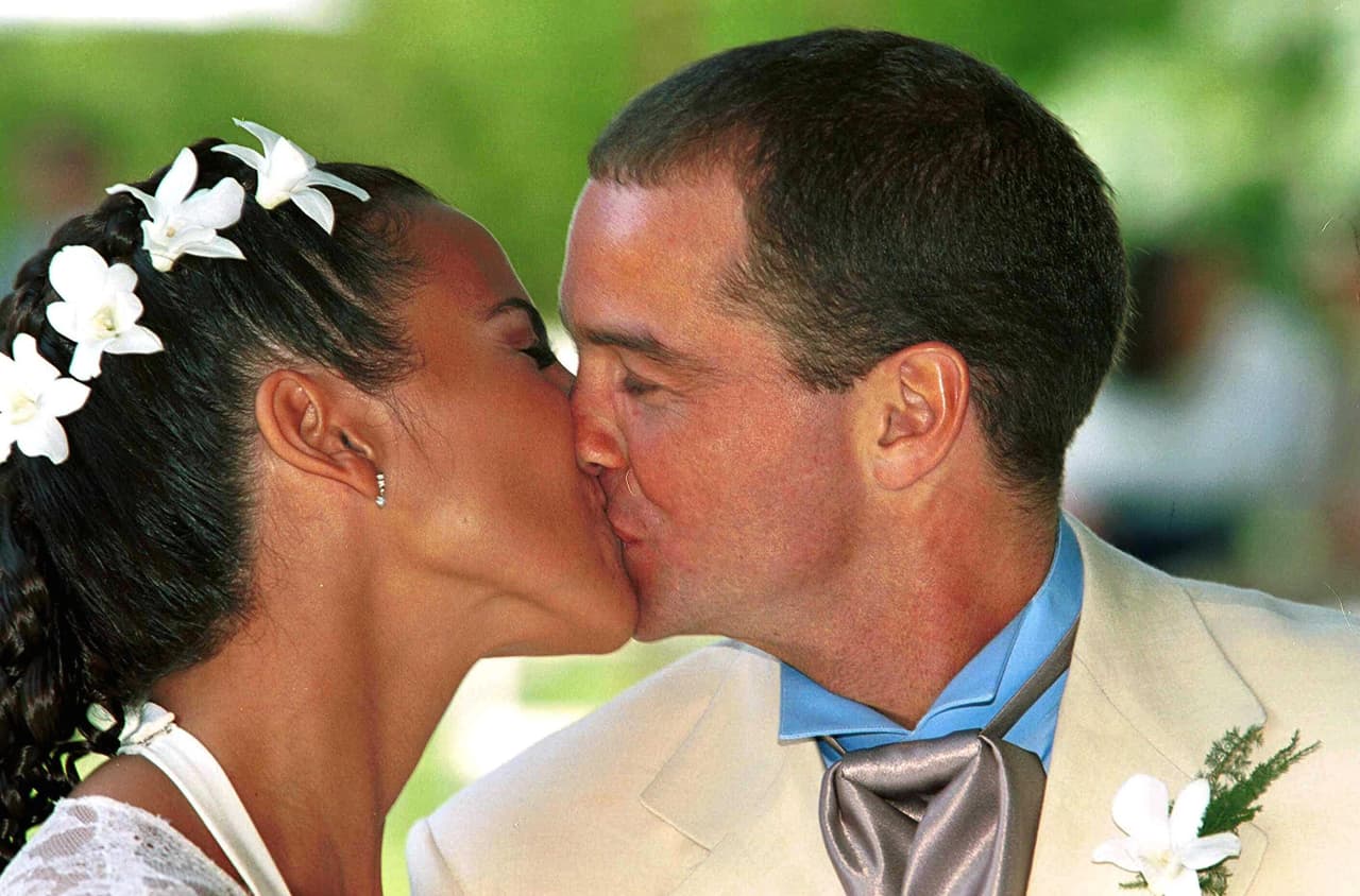 Sin embargo, para el futbolista no hubo felices para siempre y su matrimonio apenas duró un año y medio, luego de que ambos decidieron separarse.