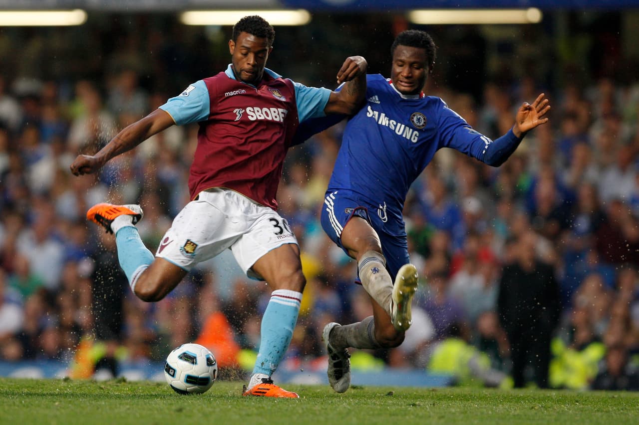 2010-2013: Frédéric Piquionne, nacido en Nueva Caledonia, disputó 54 partidos y marcó 8 goles. Este fue compañero de Pablo Barrera.