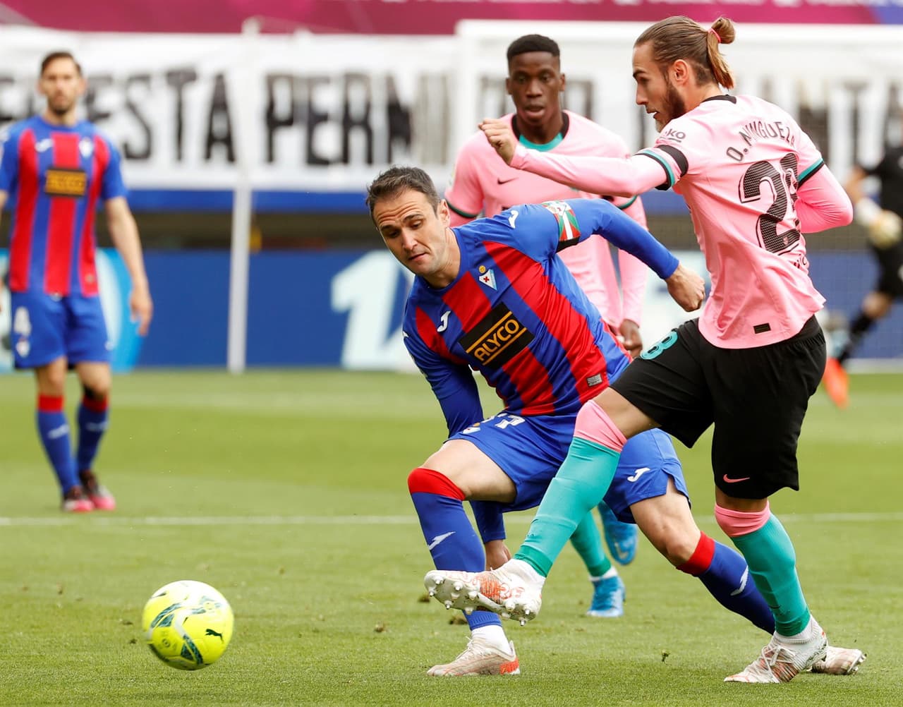 Betis viene de atrás y vence 2-3 al Celta de Vigo, Barcelona vence 0-1 en su visita al Eibar, Huesca y valencia se confroman con un 0-0, Elche vence 2-0 al Athletic Club y la Real Sociedad logra vencer 0-1 al Osasuna.