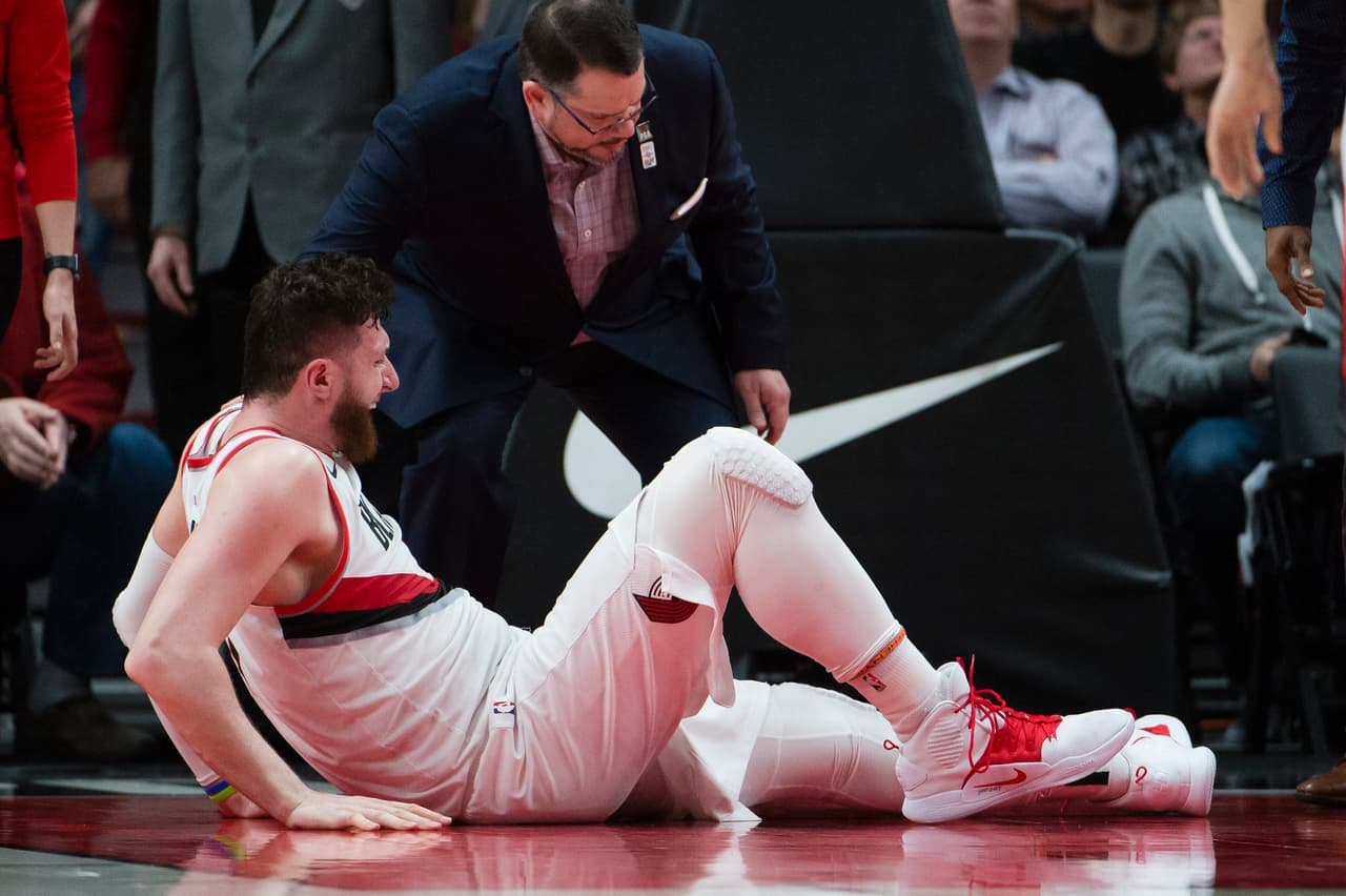 En la noche del lunes, en el triunfo de los Portland Trail Blazer ante Brooklyn Nets, el pívot Jusuf Nurkic tuvo que dejar la duela en camilla después de sufrir una impresionante lesión en su pierna izquierda. El jugador bosnio se fracturó la tibia y el peroné, dejando a todos los presentes en el Moda Center impactados.