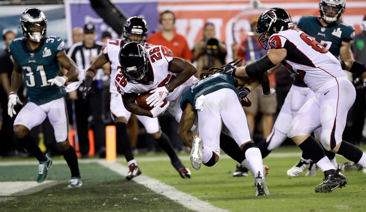 Con un acarreo de nueve yardas de Tevin Coleman, los Falcons respondían y asestaban el golpe a los locales y recuperaban la ventaja 12-10. Fallaron el punto extra.