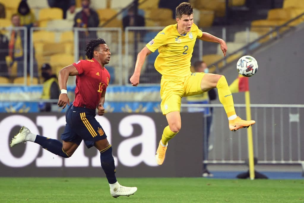 Adama Traoré comandaba los ataques por la banda derecha.