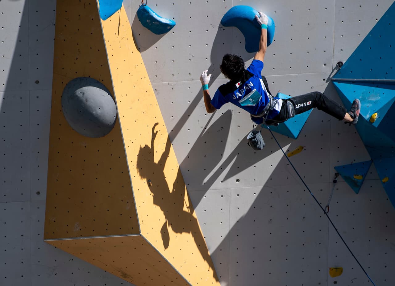 El japonés Keita Dohi compite en la final de la escalada deportiva para hombres combinada en los JJOO de la Juventud.