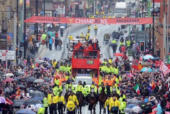 El Manchester United se olvidó por un momento de la derrota que sufrió en a Final de la Champions League, pues tenía algo qué festejar.