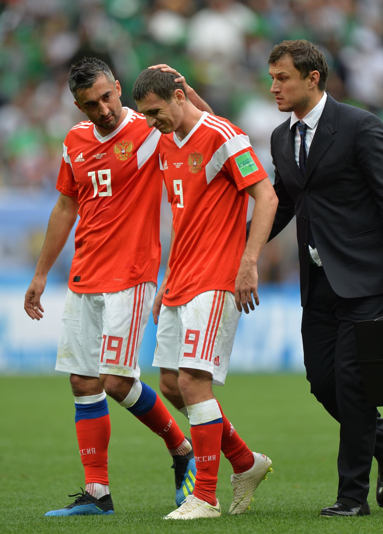 Sus compañeros de selección le dieron consuelo en medio de esa tristeza.