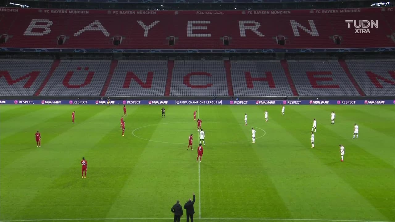 Arranca el partido y la pelota está en juego.
