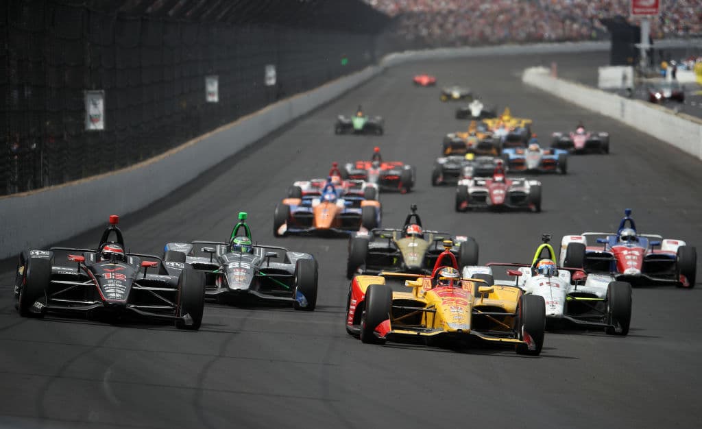 El francés Simon Pagenaud lideró en 116 de las 200 vueltas para coronarse campeón de la edición 108 de la carrera que corresponde a la IndyCar Series. Pagenaud es el primer francés desde que lo hiciera Rene Thomas en 1914. En Indianapolis se registran cinco ganadores franceses, aunque Gil de Ferran en 2003 y Gaston Chevrolet en 1920, aunque nacieron en Francia, se les tiene tomados en cuenta como de otras nacionalidades. Estas son las mejores imágenes de la carrera y los festejos de Pagenaud del equipo de Roger Penske.