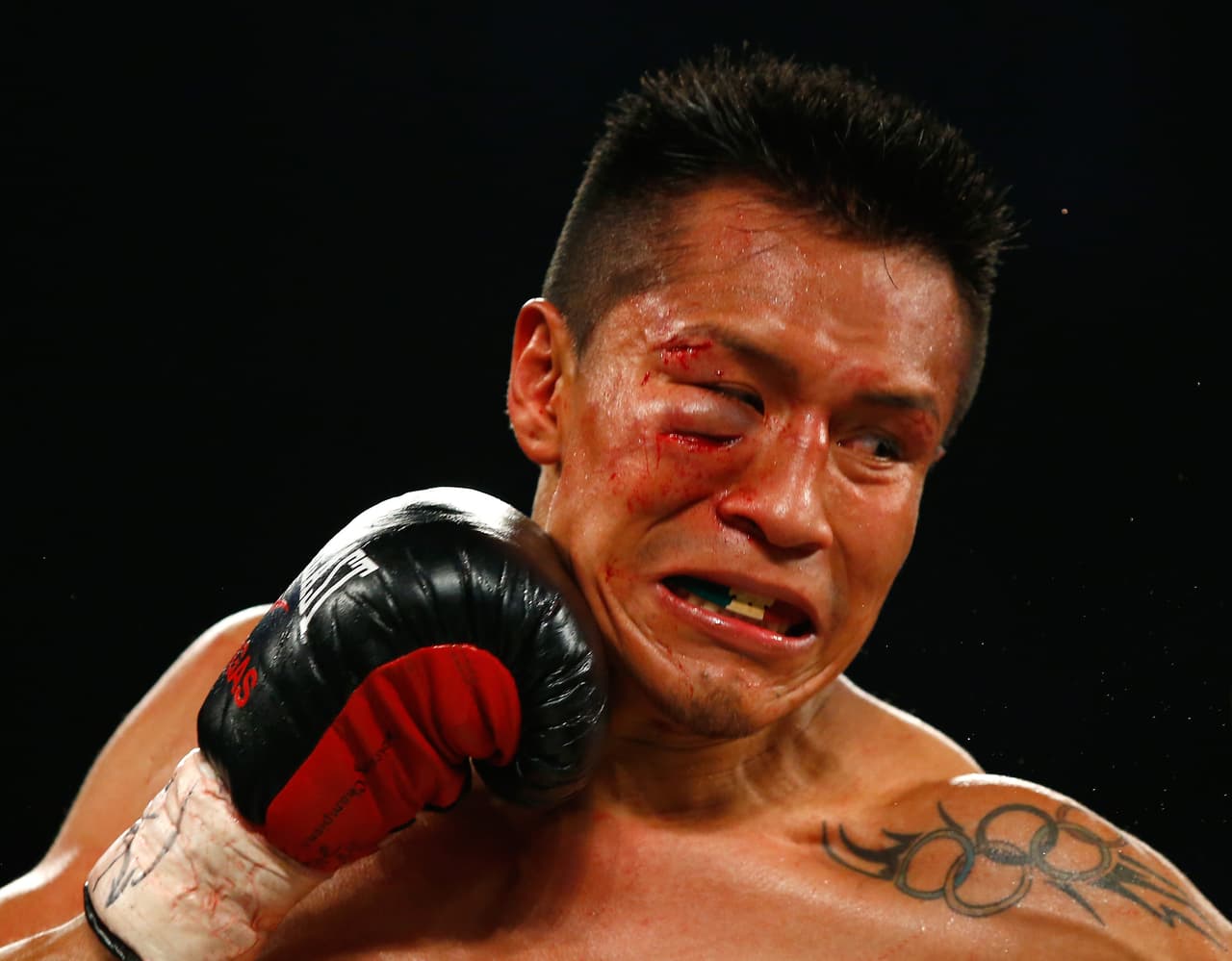 El favorito era Miura, pero enfrente tuvo a un aguerrido rival. En el primer episodio, Vargas puso en malas condiciones al japonés, quien sobrevivió de milagro a los bombazos. El campeón reaccionó y mandó al suelo a Vargas en el quinto, y en el octavo estuvo a punto de noquearlo. Para el noveno, el ‘Bandido’ tiró al nipón, quien se puso de pie, pero muy dañado, el azteca se fue encima y el réferi detuvo la contienda. Francisco Vargas se proclamó campeón superpluma CMB.