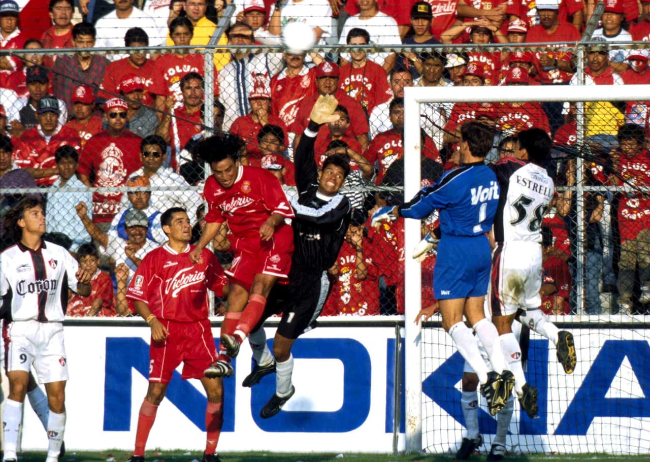 Fabián Estay. El chileno jugó para Toluca en dos etapas: de 1996 a 1999 y del 2004 a 2005; siendo la primera de ellas donde consiguió dos títulos de liga con los Diablos.