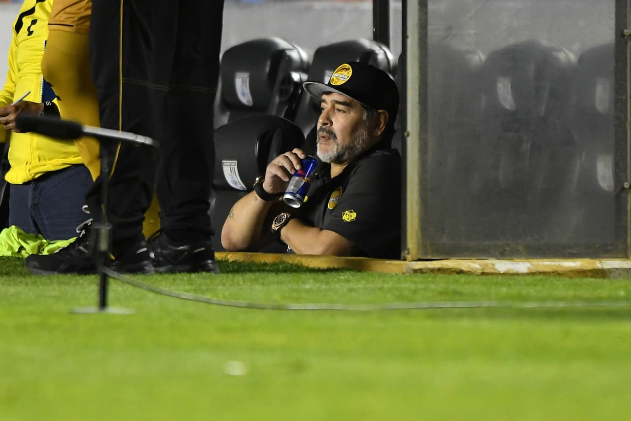 A ratos las cosas parecían desarrollarse en cámara lenta en el segundo tiempo y para tomarlo con calma, Maradona se bebió una de esas bebidas que 'dan alas'.