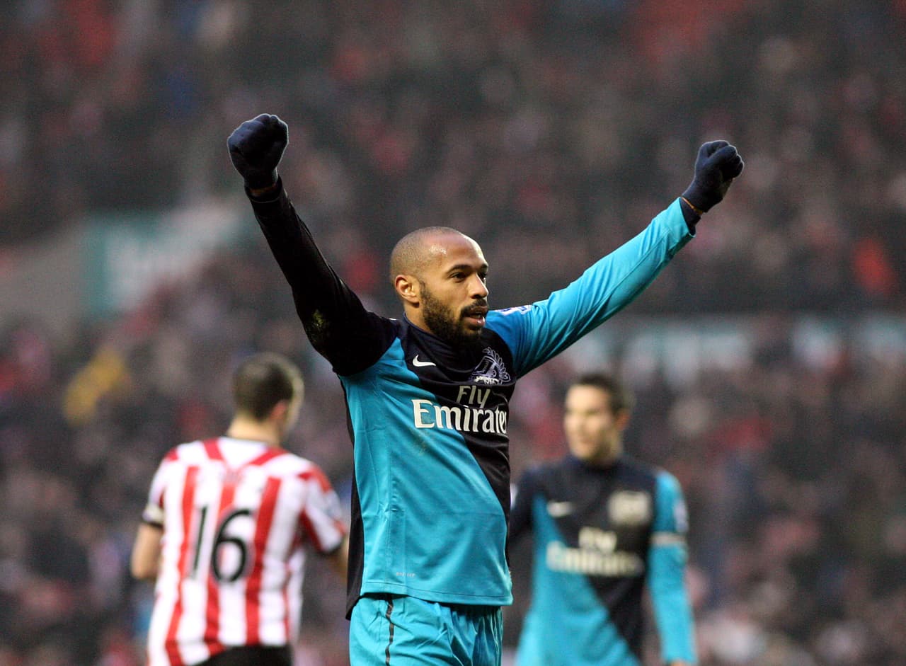 <b>2 – Thierry Henry – </b>El ex centro delantero del Arsenal comenzó su travesía con los Gunners en 1999. En su paso por el cuadro londinense, el francés logró conquistar dos Premier League, tres FA Cup y dos Community Shield, además de que fue cuatro veces el máximo goleador de la Premier League, dos Premios PFA al mejor jugador del año, tres jugador del año FWA y dos Botas de Oro. Cabe recalcar que en uno de sus títulos de Premier League impusieron un nuevo récord al ser el primer equipo en conseguir la Premier League invictos.