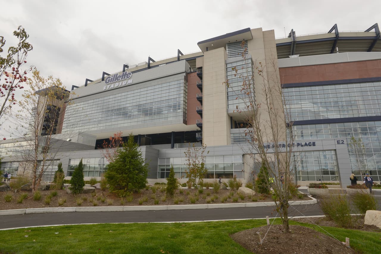 Se ubica en el pueblo foxborough, Massachusetts, que tiene una población poco mayor de 16 mil habitantes y lo comparten los equipos de New Enland Revolution de la MLS y los New England Patriots de la NFL.