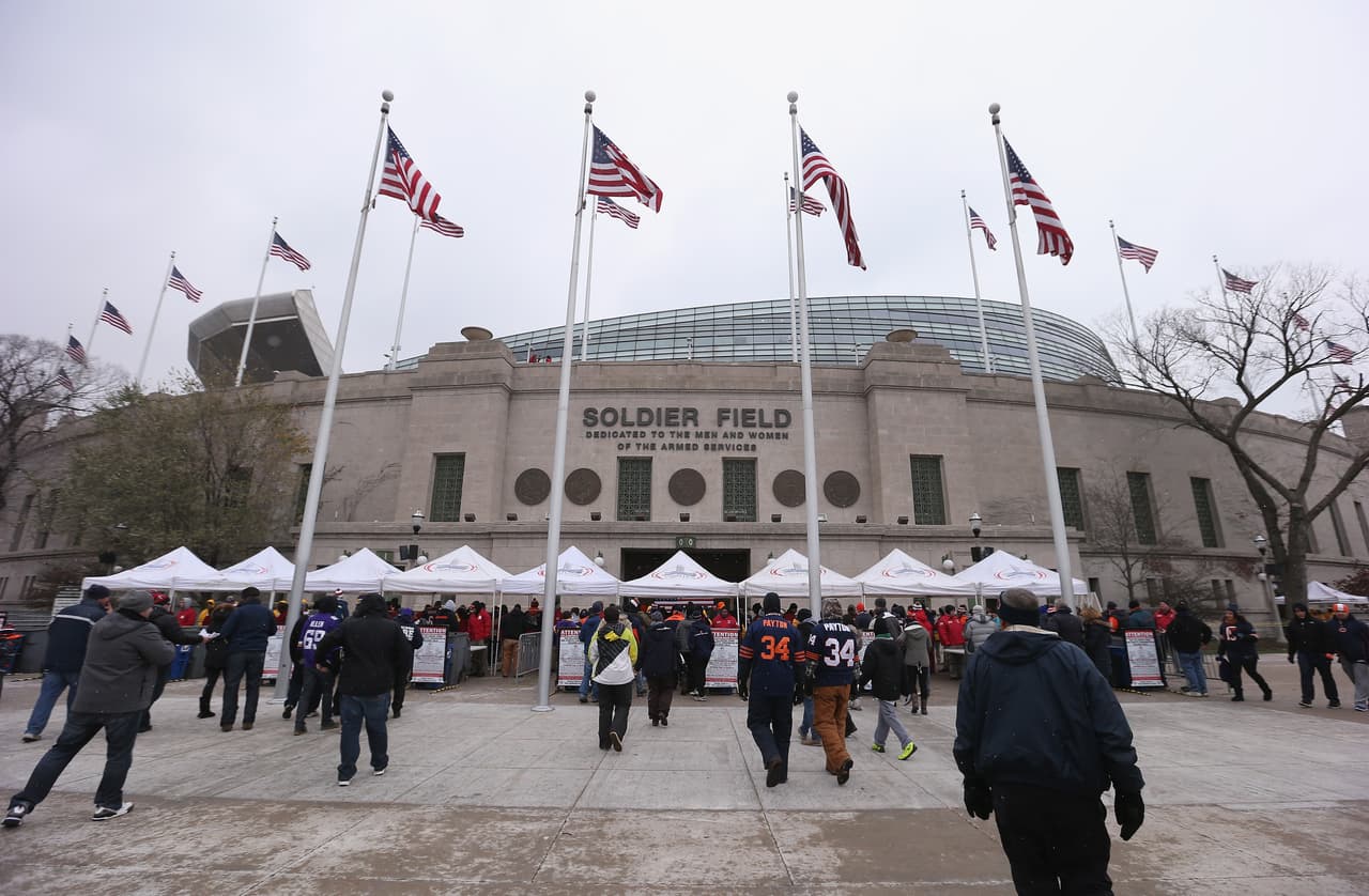 El inmueble que es guarida de los Chicago Bears de la NFL se localiza dentro del Burnham Park en la ciudad de Chicago con una población de casi tres millones de personas.