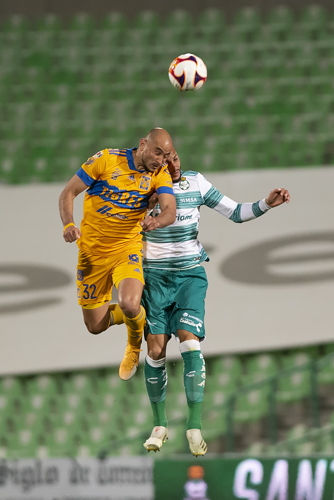 Juan Otero y Eduardo Aguirre son los encargados de la victoria a Santos 2-0 sobre los Tigres.