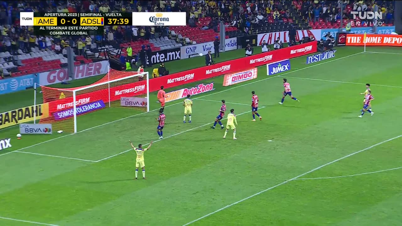 ¡TIRO ATAJADO! disparo por Kevin Álvarez.