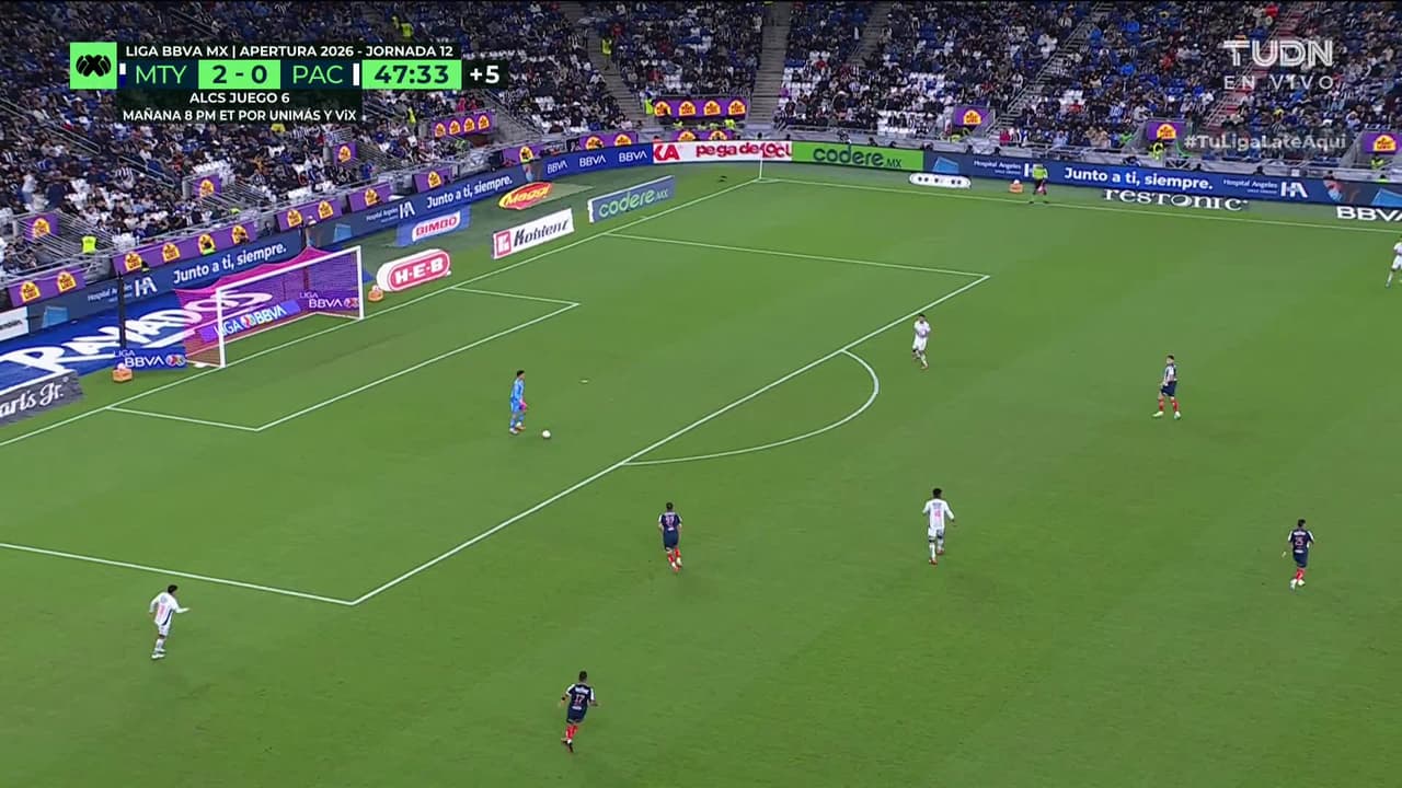 ¡CERCA! Salomón Rondón disparó que se estrella en el poste.