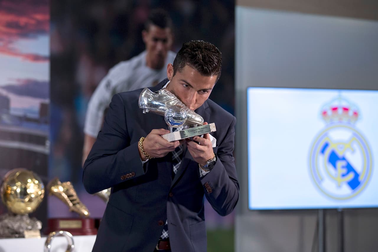 Por si fuera poco, en este 2015, Cristiano Ronaldo inscribió su nombre con letras de oro en los libros del Real Madrid al convertirse en el máximo goleador de su historia superando a mitos del club como Alfredo Di Stefano o Raúl llegando a 336 goles que le valieron un reconocido homenaje en el Bernabéu.