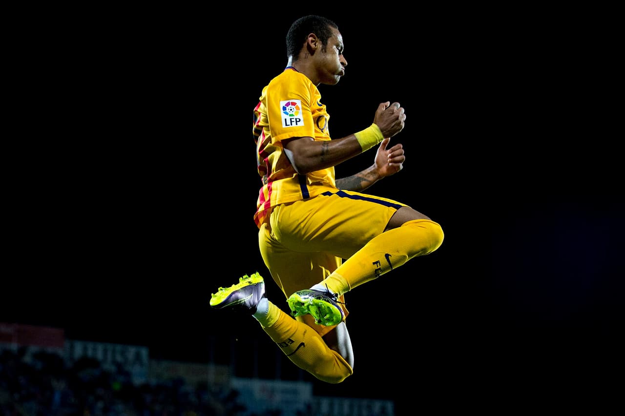 El brasileño sueña con dar la gran sorpresa el próximo 11 de enero en el Palacio de Congresos de Zúrich. Irrumpe en el pleito anual entre Ronaldo y Messi, fijos los últimos cinco años. Neuer, Ribéry, Iniesta y Xavi fueron los otros cuatro que se colaron desde 2011.