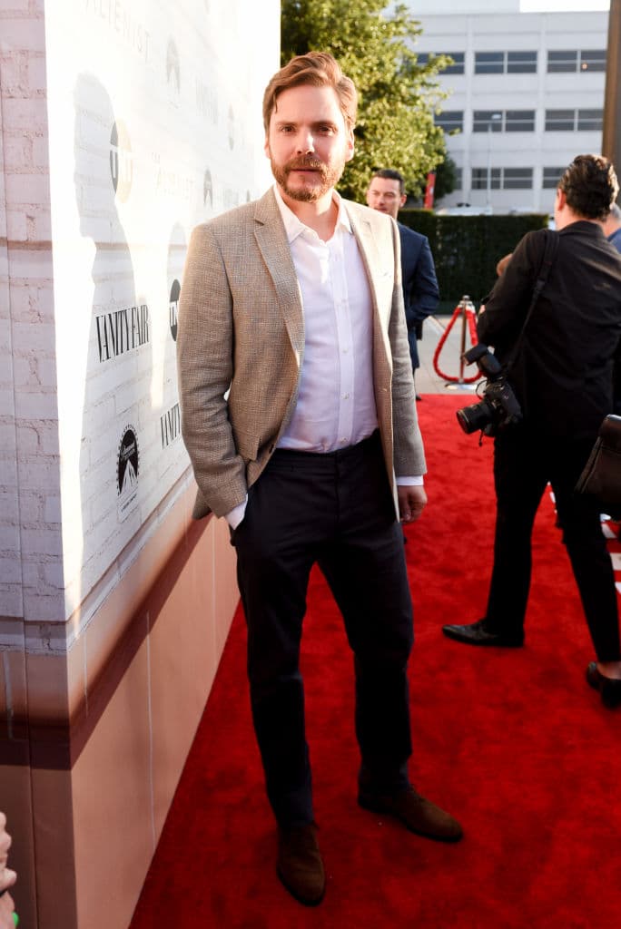 Good Bye, Lenin! (2003) - Berlín, octubre de 1989. Unos días antes de la caída del Muro, la madre de Alex, una mujer orgullosa de sus ideas comunistas, entra en coma.
<br>