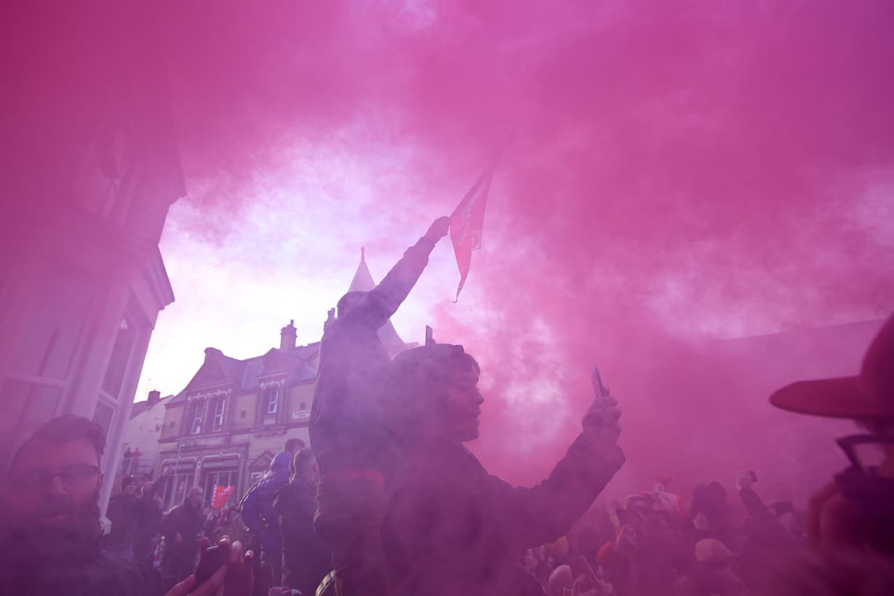 Con victoria de tres goles a uno sobre el Manchester City, el Liverpool es líder de la Premier League y City cae a la cuarta posición.