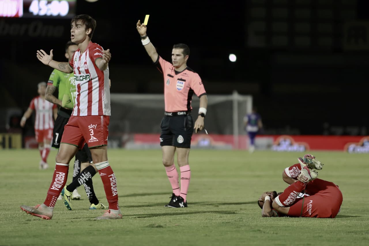 David Cabrera cobró un tiro libre al final del primer tiempo y parecía que se rompería el cero para los Rayos.