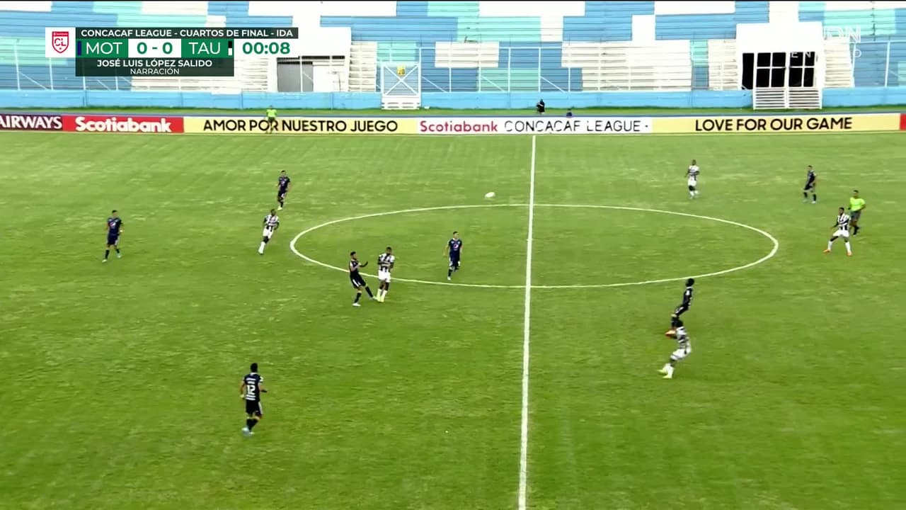 Arranca el partido y la pelota está en juego.