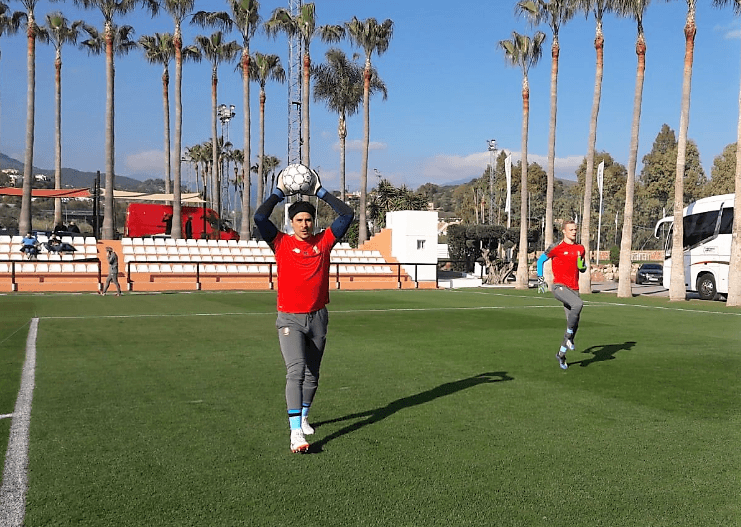 Aquí el guardameta mexicano Guillermo Ochoa en los momentos previos al inicio del partido, realizando ejercicios de calentamiento par a estar a tono.