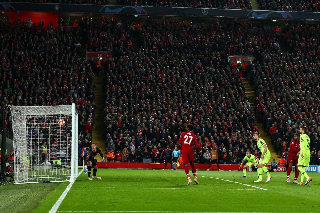 Pero una remontada histórica en Anfield, con un último gol de pizarra del holandés Georginio Wijnaldum, le dio la clasificación al Liverpool con el 4-0 final.
