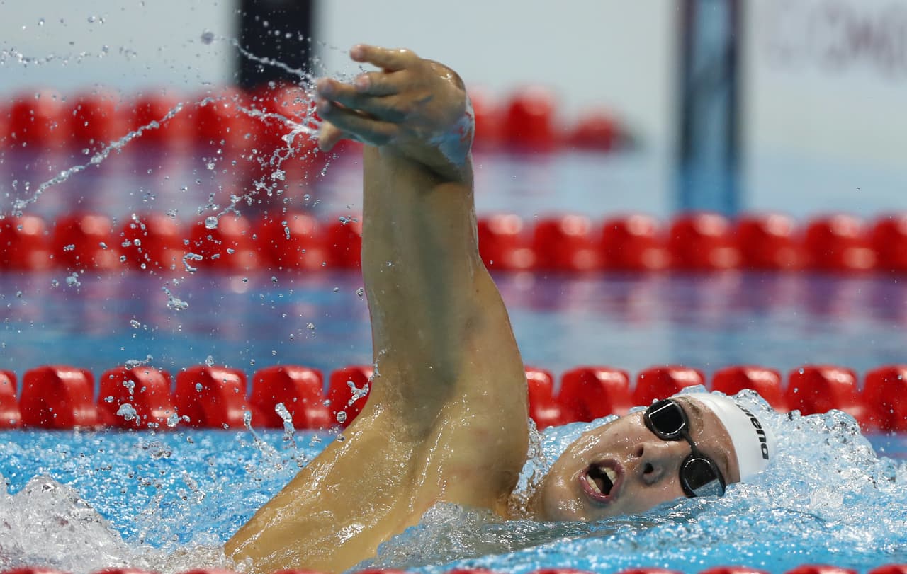 En las eliminatorias de los 400 m combinado individual masculino, el estadounidense Chase Kalisz realizó el mejor tiempo con 4:08.12.