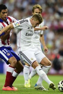 Raúl Jiménez en la marca sobre Toni Kroos.