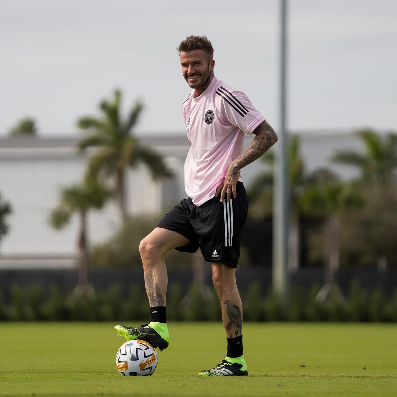 Tras una ausencia prolongada, David Beckham está de regreso en el sur de Florida. El propietario de Inter Miami CF se puso la ropa de entrenamiento y los botines y participó de una sesión de práctica con los jugadores de la Academia del club.
<br>