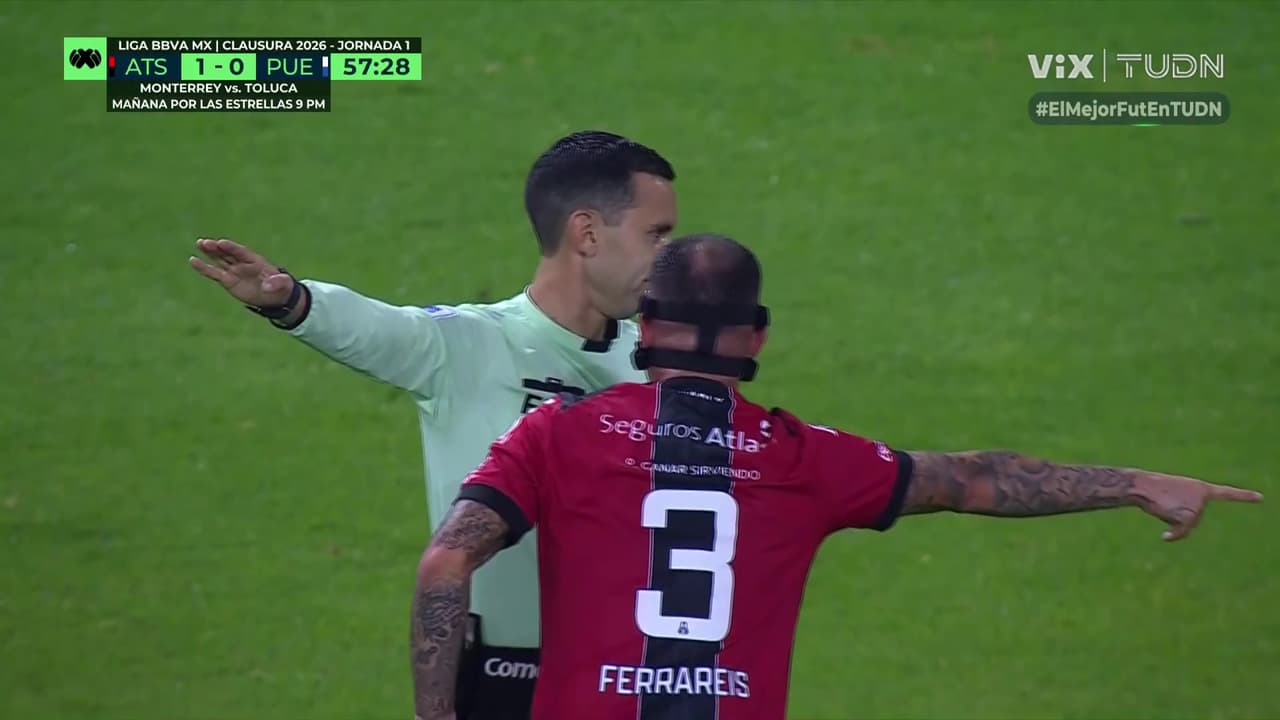 ¡Se calienta el juego! Djuka cae en el área y ocurre lo impensable