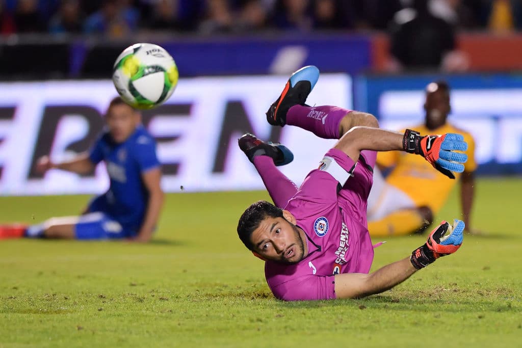 En el 2013 las Chivas mostraron interés por Chuy, sin embargo Cruz Azul no lo dejó ir para convertirse en ícono del club.