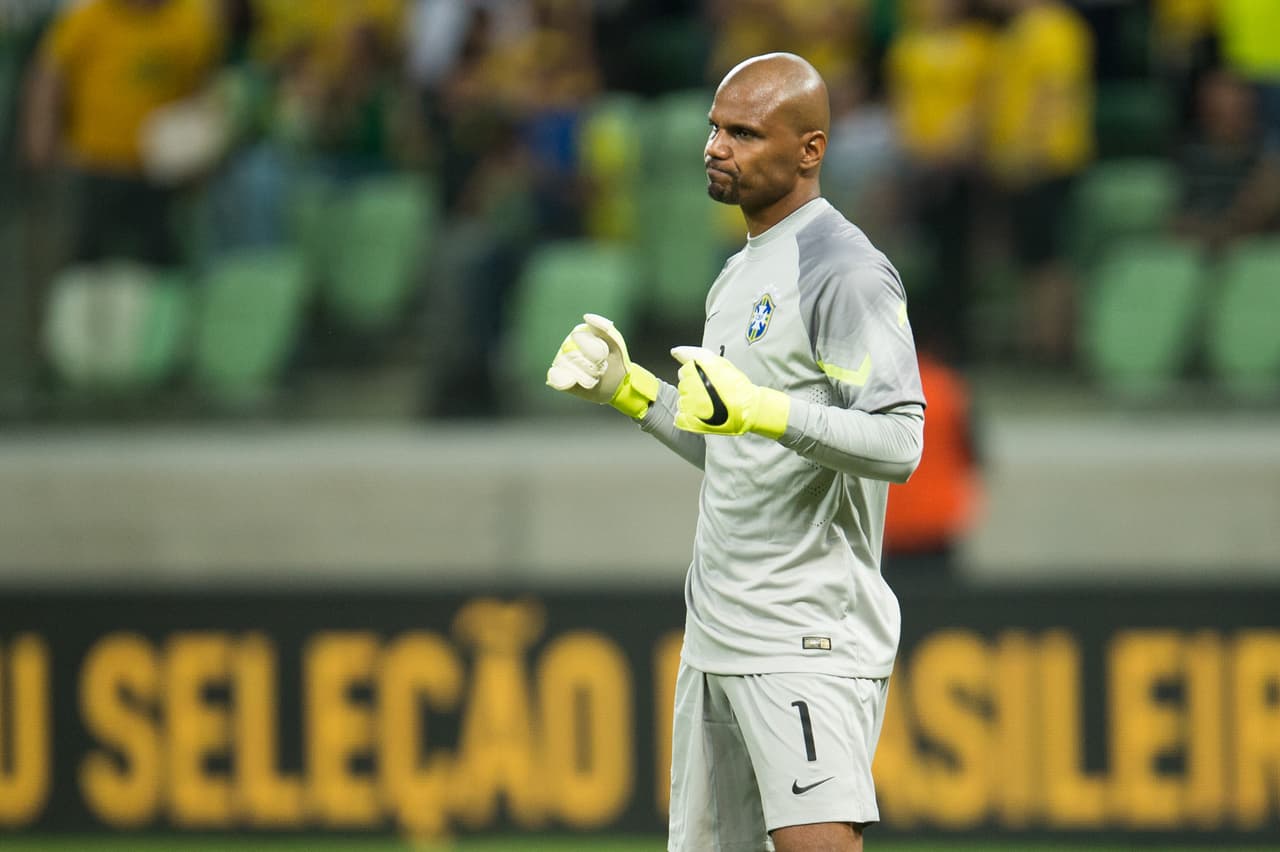 Jefferson: Simplemente pasó de noche el arquero brasileño ante el nulo trabajo ofensivo de la selección mexicana. Calificación: 6.