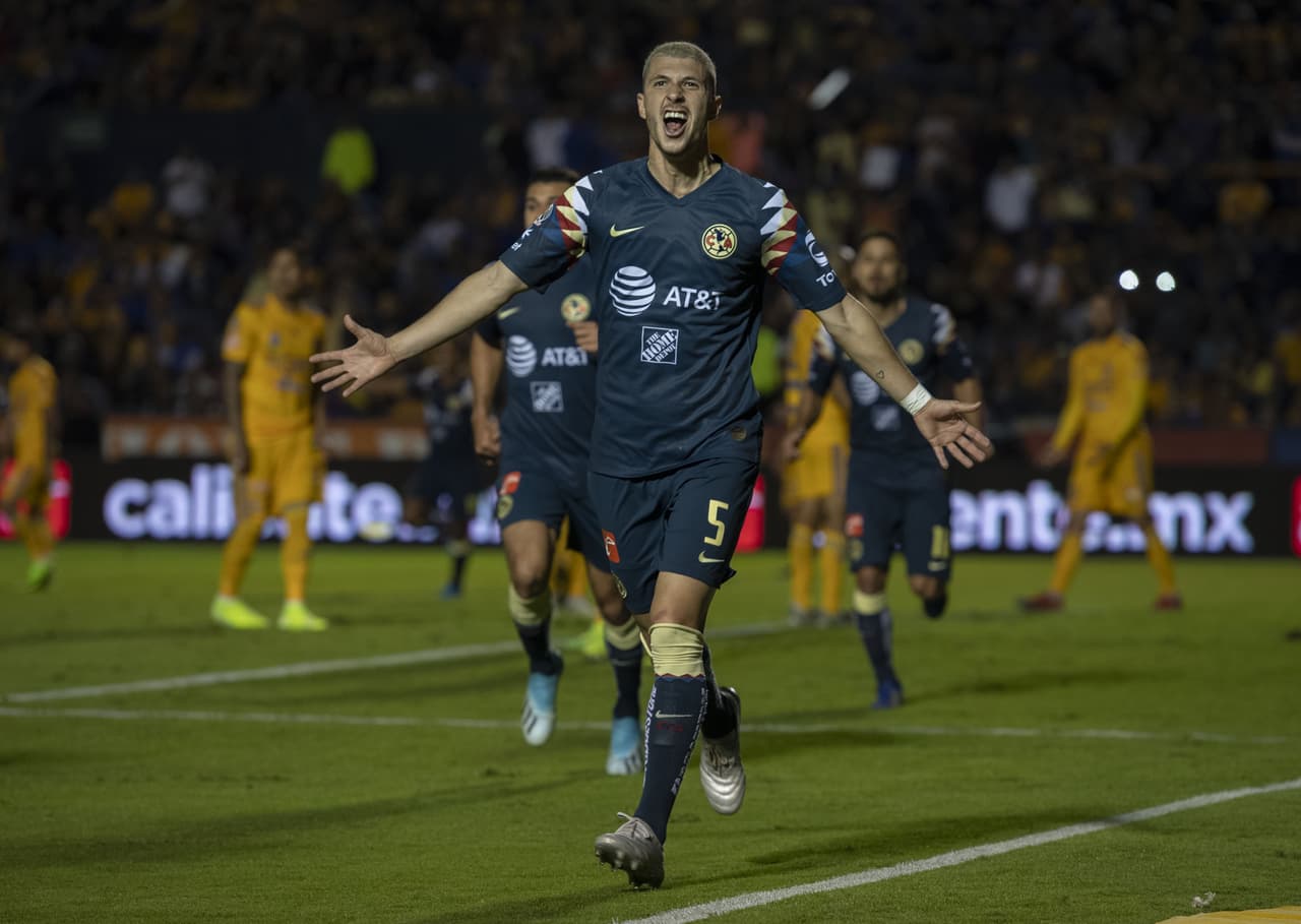 Guido grita su gol por todo el estadio que está convertido en silencio sepulcral.