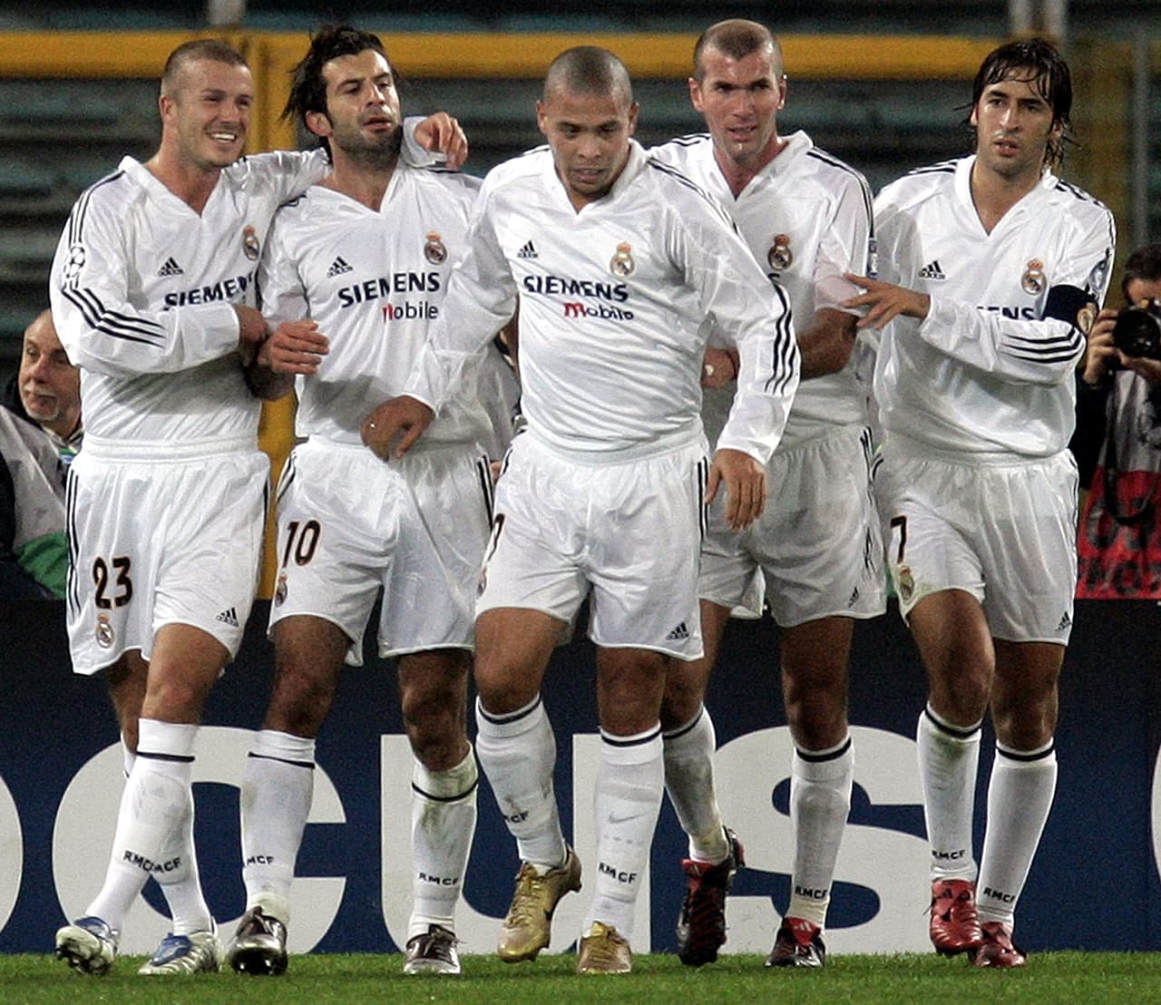 La generación de ‘Los Galácticos’ | Casillas; Michel Salgado, Hierro, Helguera, Roberto Carlos; Figo, Makélélé, Beckham, Zidane; Raúl, Ronaldo; Guti, Solari, Owen, Robinho.