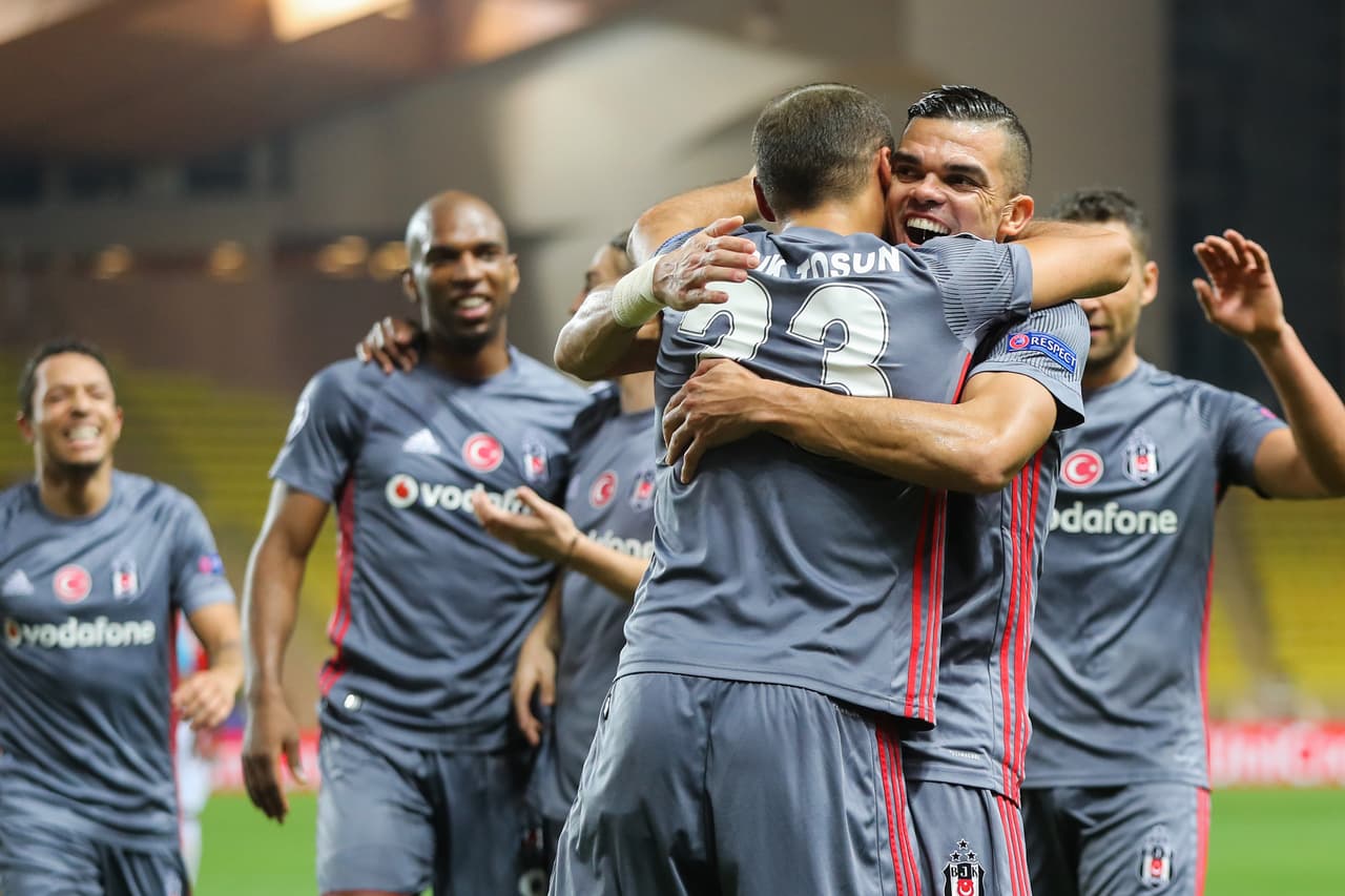 Cenk Tosun fue el hombre del gol para la escuadra de Estambul con un doblete, mientras que para el Mónaco lo hizo Falcao.