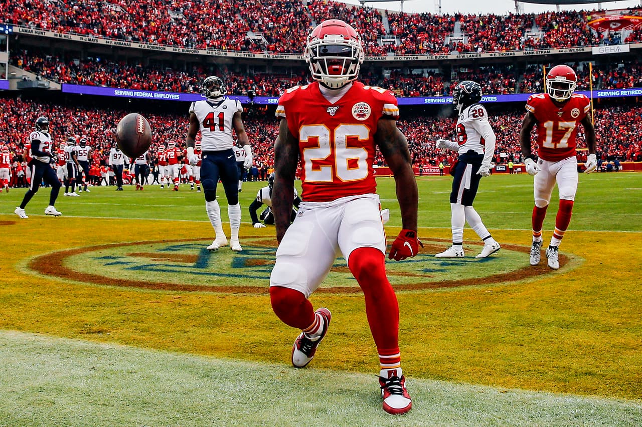 Kansas City regresa de un 0-24 en el primer cuarto y destroza a los Texans con un Mahomes imparble. con 5 touchdowns.