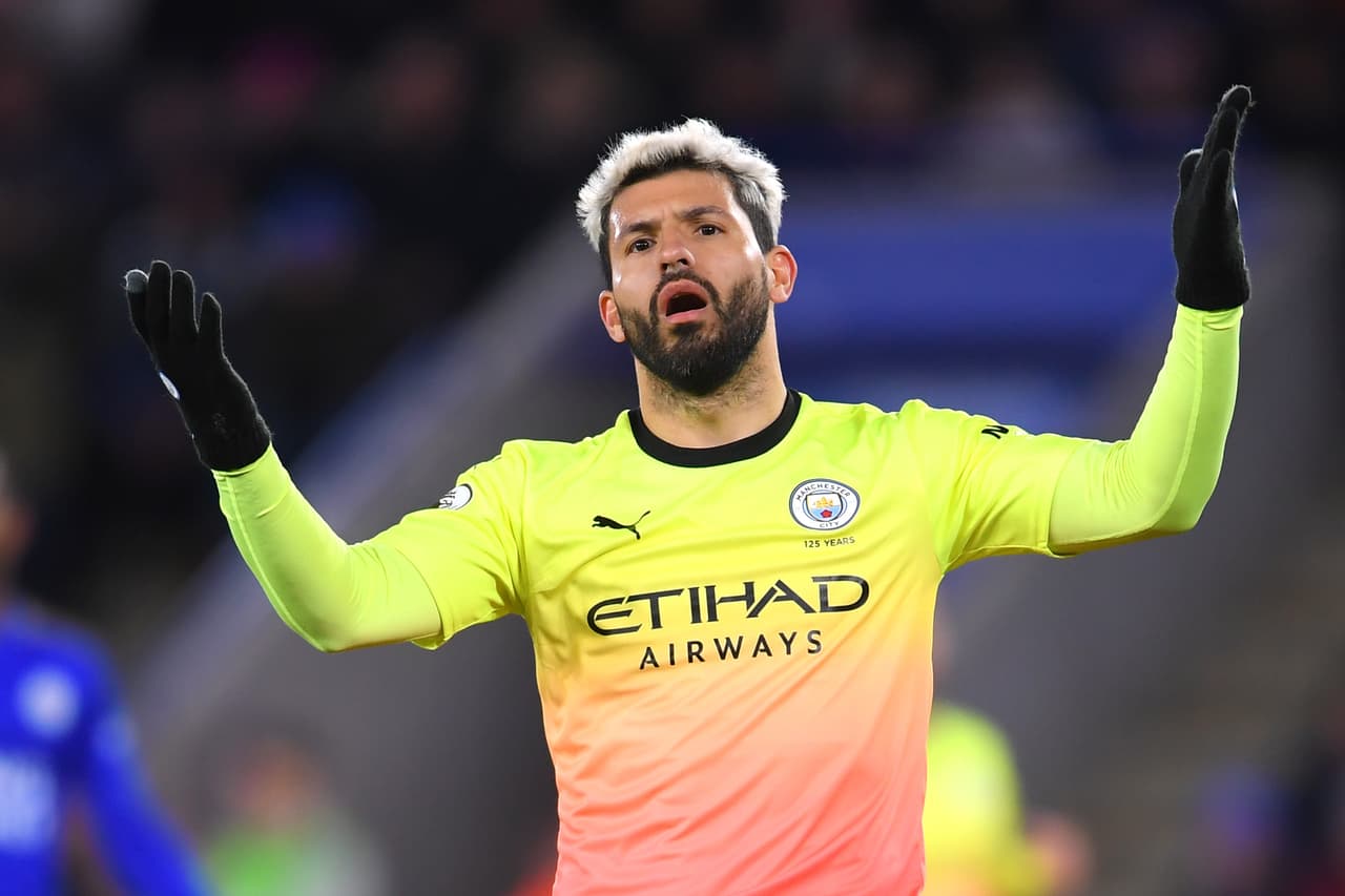 Finalmente Kun Agüero cobró el tiro y Schmeichel lo atajó.