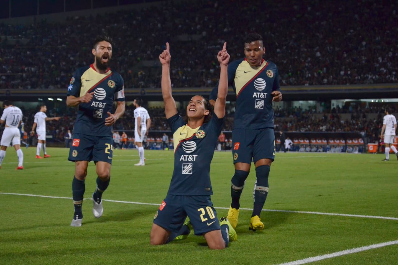 Así festejó Lainez, jugador de apenas 18 años y nacido en Villahermosa, Tabasco.