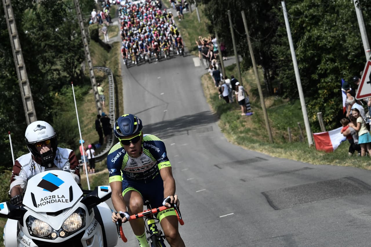 En un momento el grupo se comenzó a partir y los candidatos a quedarse con el maillot amarillo fueron rezagados.