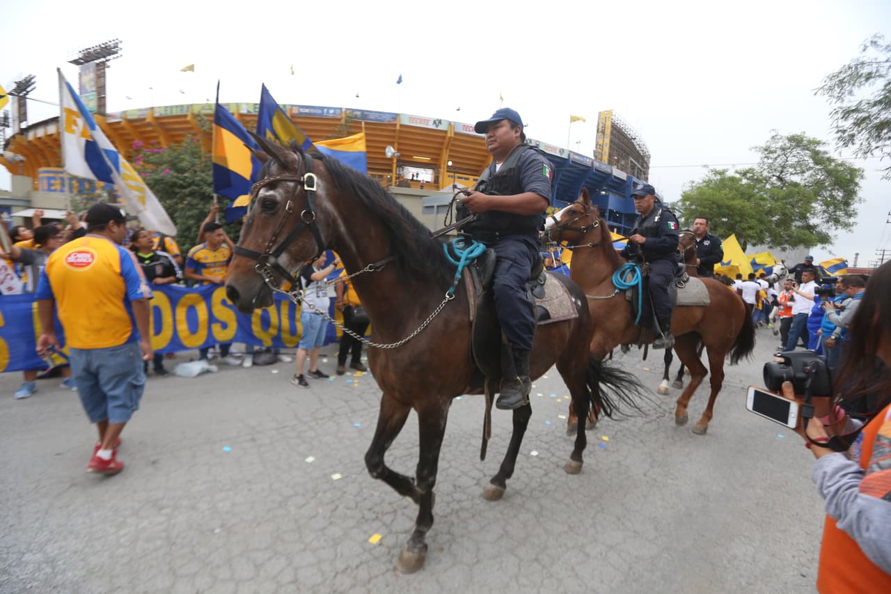 Los fanáticos viven con emoción los minutos previos al juego entre Tigres y Rayadas por la Final de la Liga MX Femenil Clausura 2019.