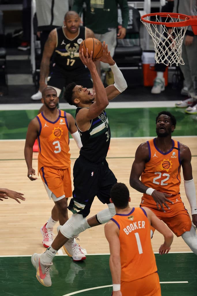 Giannis Antetokoumpo brilla con los Milwaukee Bucks y logran remontar una ventaja de 0-2 para quedar campeones de la NBA. Los Bucks vencieron a los Suns 98-105 en el sexto juego de las Finales.