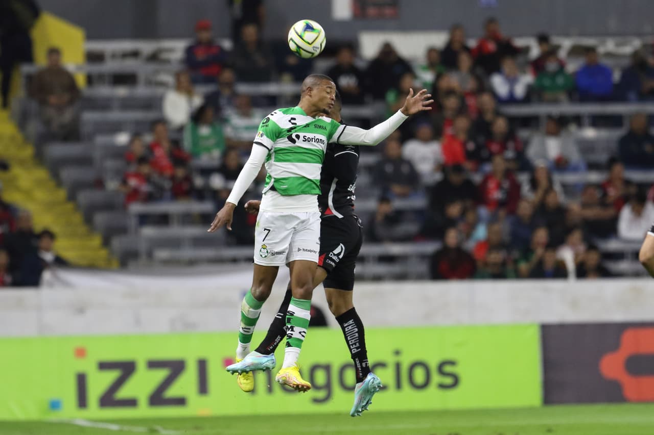 Julián Quiñones se vistió de héroe con Atlas para rescatar un punto ante Santos Laguna en el inicio de la Jornada 4 del Clausura 2023. Javier Correa adelantó a los Laguneros y Jonathan Herrera empató para los Rojinegros en la segunda mitad. Juan Brunetta echó a perder la fiesta de los locales, pero Quiñones daría el golpe final para llevarse el empate.
