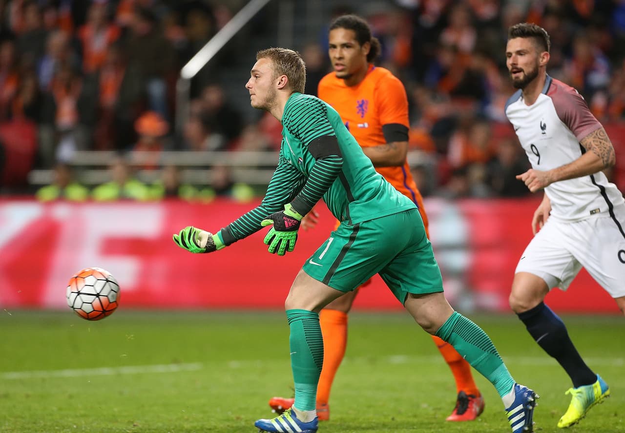 El anfitrión de la Eurocopa se llevó el triunfo 3-2 en amistos ante Holanda