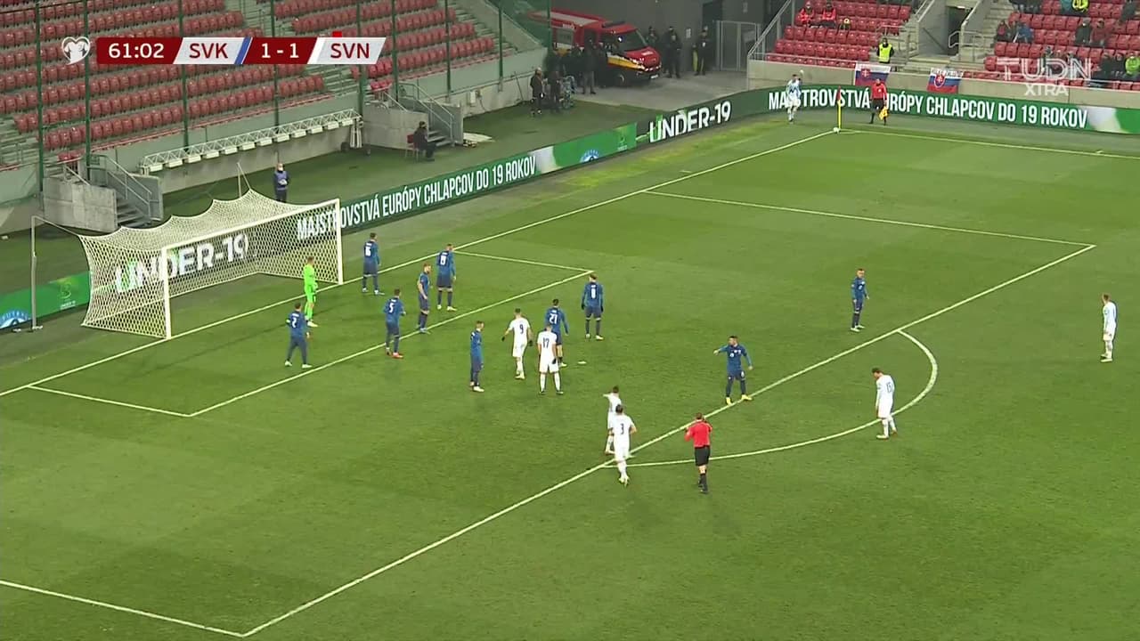 ¡GOL!  anota para Eslovenia. Miha Mevlja