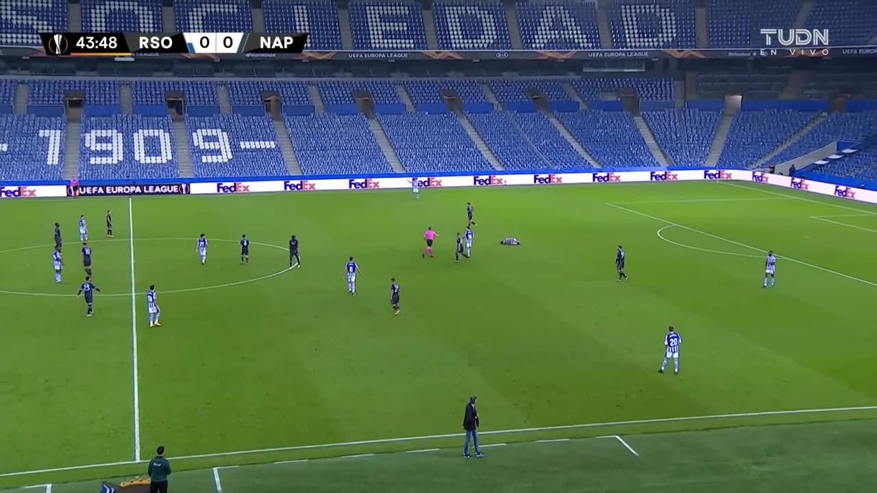 Tarjeta amarilla. El árbitro amonesta a Hirving Lozano de Napoli.