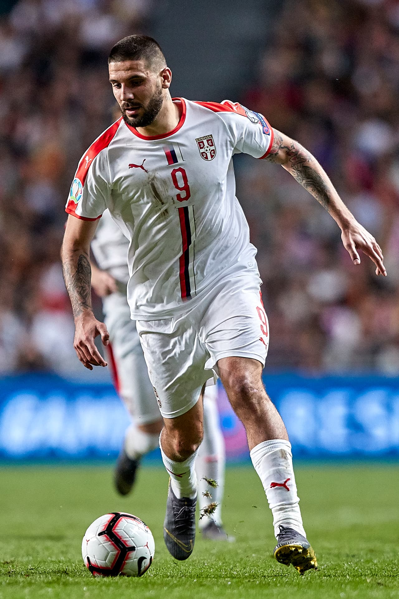 Aleksandar Mitrovic encabeza la victoria de Serbia con dos goles.