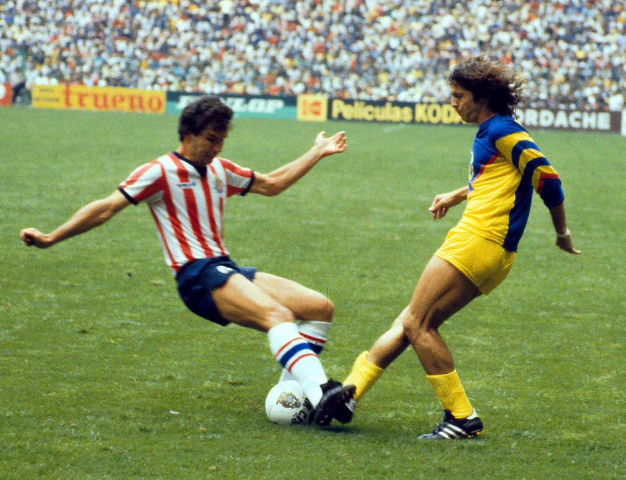 Roberto Gómez Junco fue de los primeros en escribir su historia con ambas playeras. Con Chivas estuvo en entre 1982 y 1984.