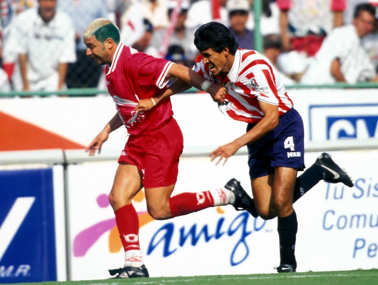 Siguiendo con la línea de seleccionados nacionales con pasado Tigre y Chiva, está el caso de Claudio Suárez quien jugó con el Rebaño entre 1996 y el 2000.